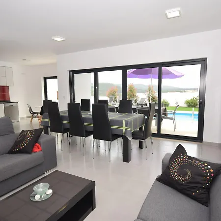 Vakantiehuis Modern With Private Swimming Pool *